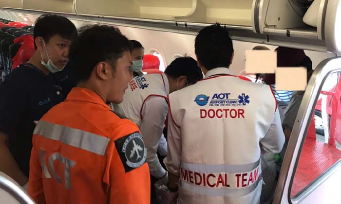 แพทย์หญิงเกือบต้องทำ CPR ช่วยแม่ตัวเอง หลังหมดสติขณะเครื่องบินร่อนลงจอด