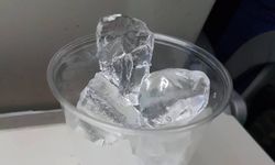 ผู้โดยสารอึ้ง สายการบินดังเสิร์ฟน้ำแข็ง แล้วบอกให้รอละลายเป็นน้ำดื่ม