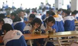 ไม่แสวงผลกำไร โรงอาหารมัธยมจีนโอนกำไรเป็นเงินเข้าบัตรนักเรียน
