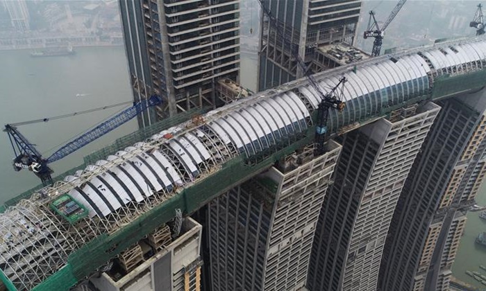 อลังการอีกแล้ว จีนประกอบร่าง “เรือนกระจก” ใหญ่สุดในโลก เชื่อมตึกสูง 250 เมตร