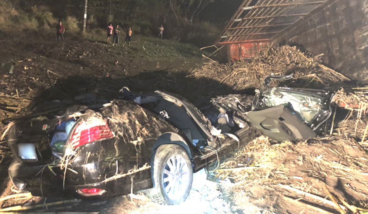 สลด-รถบรรทุกอ้อยเสียหลักชนรถบัส ก่อนล้มทับรถเก๋งที่วิ่งมาพอดี-ดับ 2 ราย