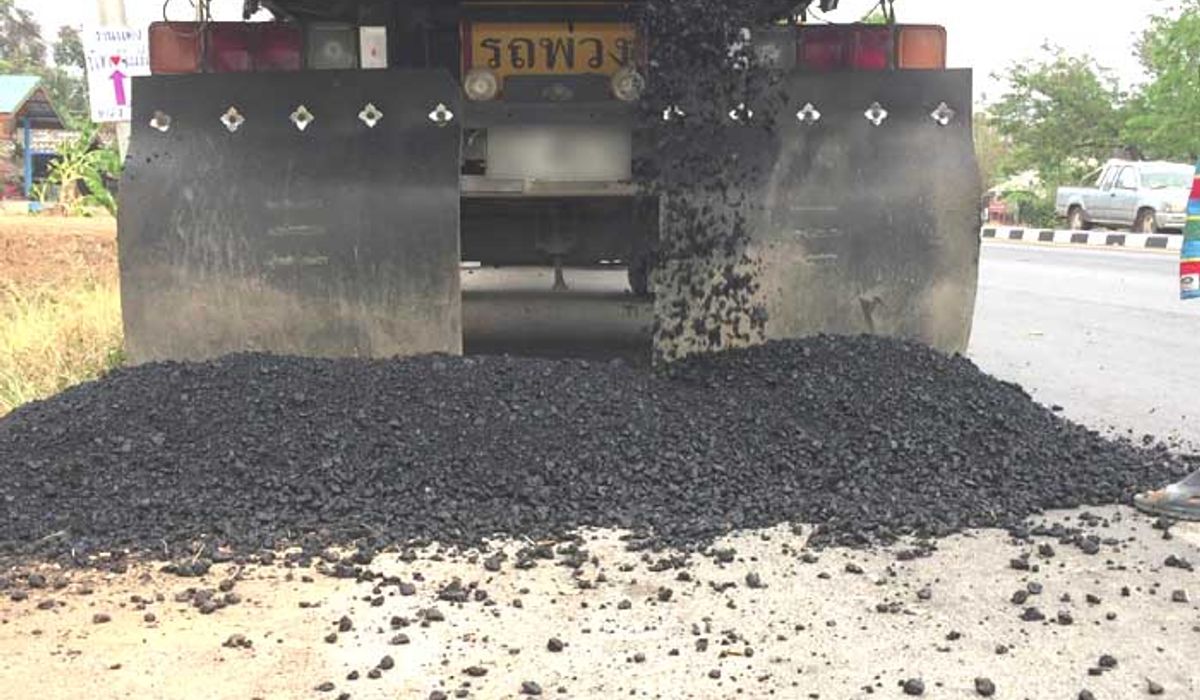 จับรถพ่วงทำ "ยางมะตอย" ร่วงเกลื่อนถนน-คนขับชดใช้เคลียร์พื้นผิวจราจรก่อนถูกปรับ