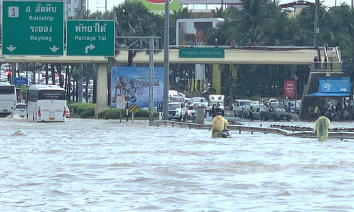 “พัทยา-เมืองบาดาล” หลังพายุถล่มซ้ำสองทำน้ำท่วมขัง-การจราจรอัมพาต