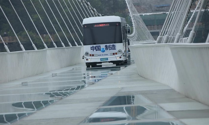 แข็งแรงทนทาน รถบัสไร้คนขับหนัก 5.5 ตัน วิ่งบนสะพานกระจกจางเจียเจี้ย