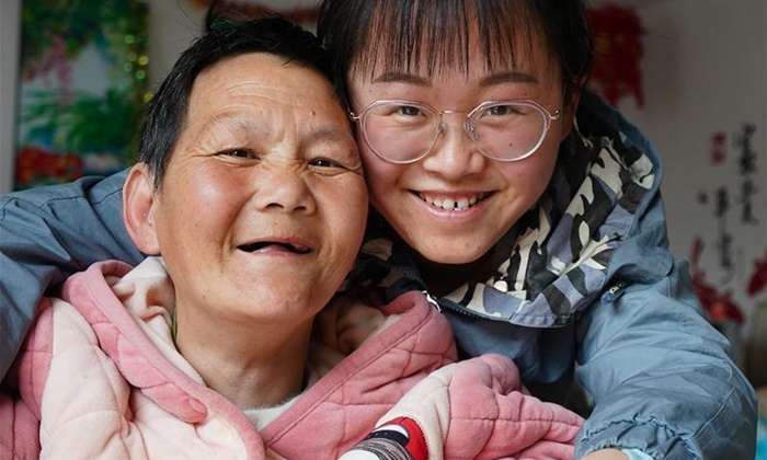 สาวจีนยอดกตัญญู สู้ชีวิตดูแลแม่ป่วยหนักตั้งแต่อายุ 4 ขวบ