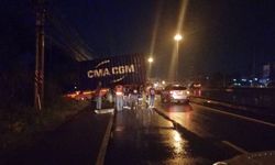 ฝนตกถนนลื่น รถบรรทุกตู้คอนเทนเนอร์หมุนตกข้างถนน-เคราะห์ดีไร้คนเจ็บ