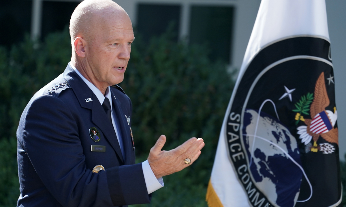 ผู้บัญชาการกองทัพอวกาศคนแรกของสหรัฐฯ สาบานตนรับตำแหน่งแล้ว