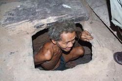 มนุษย์รู!! กลัวฟ้าร้องวิ่งลงรู นอนคุดคู้ซุกหลุมใต้ดินนานกว่า 30 ปี