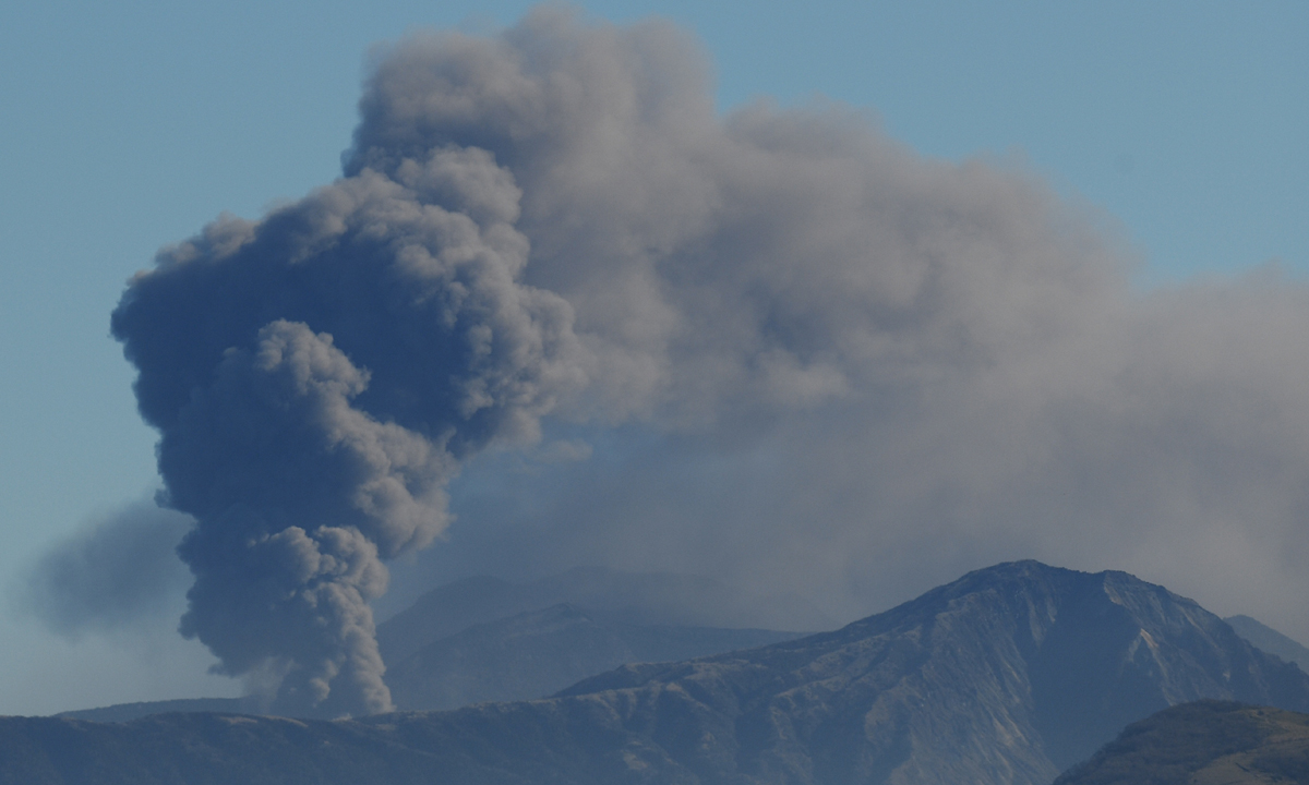 ภูเขาไฟอาโสะในญี่ปุ่นปะทุ ประกาศเตือนภัยระดับ 3 สถานกงสุลฝากถึงคนไทย