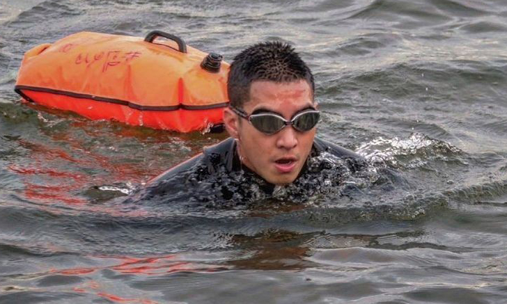 "โตโน่ ภาคิน" เดินหน้าต่อ! ซ้อมว่ายน้ำในบึงวันแรก 1,650 ม. เผยความรู้สึกผ่านแคปชั่น
