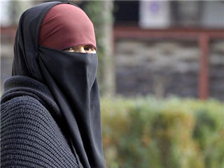 ฝรั่งเศสเล็งออกกฎห้ามสตรีมุสลิมแต่งกายมิดชิด