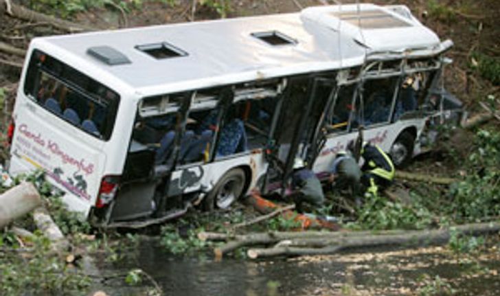 รถโดยสารตกสะพานในอินเดีย มีนักศึกษาเสียชีวิต 26 คน