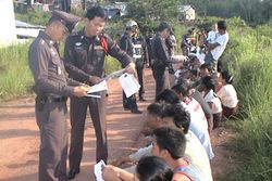 จับต่างด้าวชาวพม่า17คนหลังหลบหนีเข้าไทย