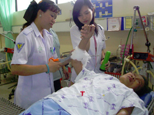 แม่เฒ่าเดินตลาดถูกก้านร่มปักแขนทะลุ