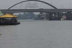 สลด!! หญิงชราบ้านน้ำท่วม ลูกไม่แล ดิ่งแม่น้ำ