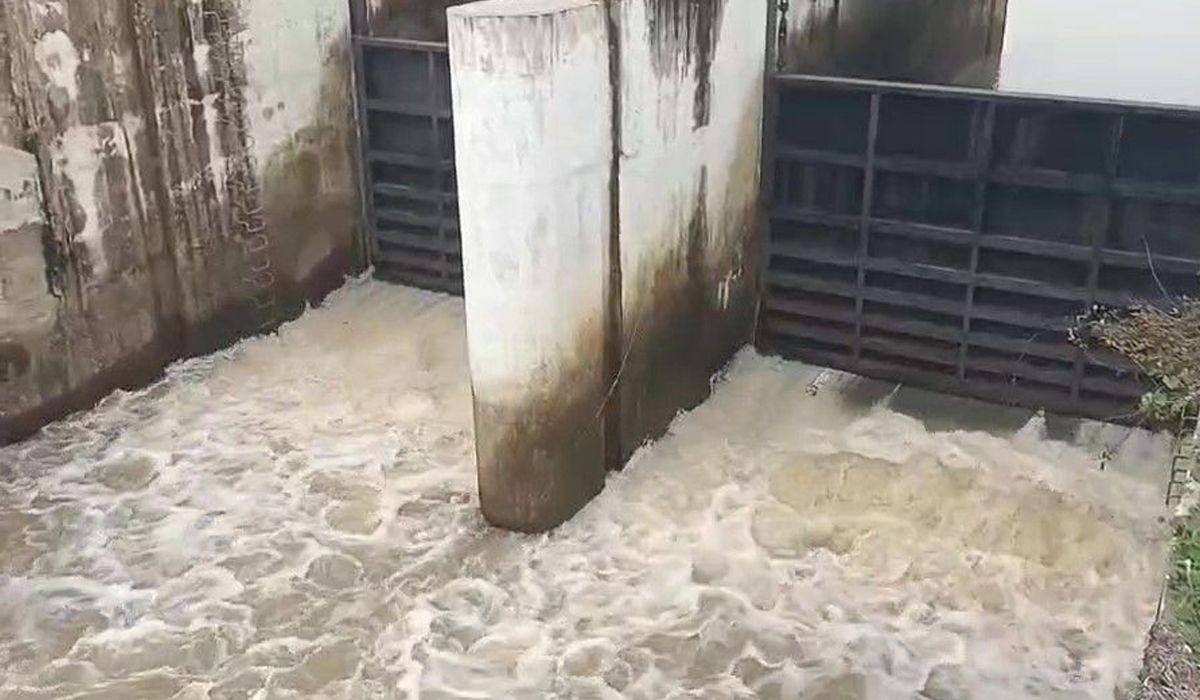 "กรมชลประทาน" เร่งระบายน้ำ ช่วยเหลือชาวนาสุรินทร์ หลังฝนตกหนักทำน้ำท่วมนา