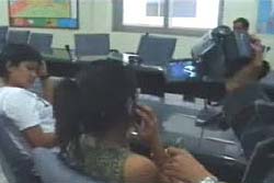 ตำรวจ ตม.ชลบุรีรวบแม่เล้าวัย 17 พาสาว 16 ขายบริการ