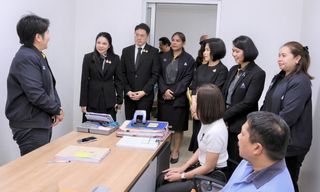 "ดร.บุณณดา" พร้อมคณะที่ปรึกษารัฐมนตรี ลงพื้นที่ติดตามงานศูนย์ฟื้นฟูสมรรถภาพคนงาน ภาค 1 จ.ปทุมธานี