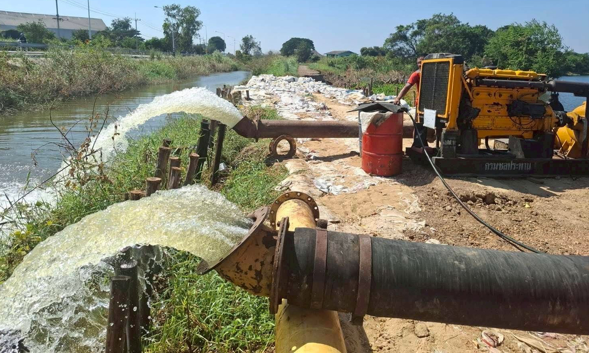 ทำไม่พัก! "กรมชลประทาน" เดินหน้าต่อเนื่อง ลุยกำจัดผักตบ–ติดตั้งเครื่องสูบน้ำ