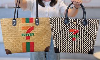 7-Eleven ส่งต่อภูมิปัญญาท้องถิ่น ยกระดับของฝากไทย “กระเป๋าจักสานกระจูดทะเลน้อย รุ่น Limited Edition"