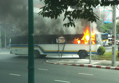 ระทึก! ไฟไห้รถเมล์สาย115 กลางสี่แยก คนหนีวุ่น