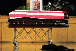 ภาพเศร้าใจ! สุนัขเฝ้าโรงศพทหารผ่านศึก