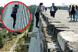 สาวจีนปีนกำแพงปราสาทเลี่ยงจ่ายค่าเข้า
