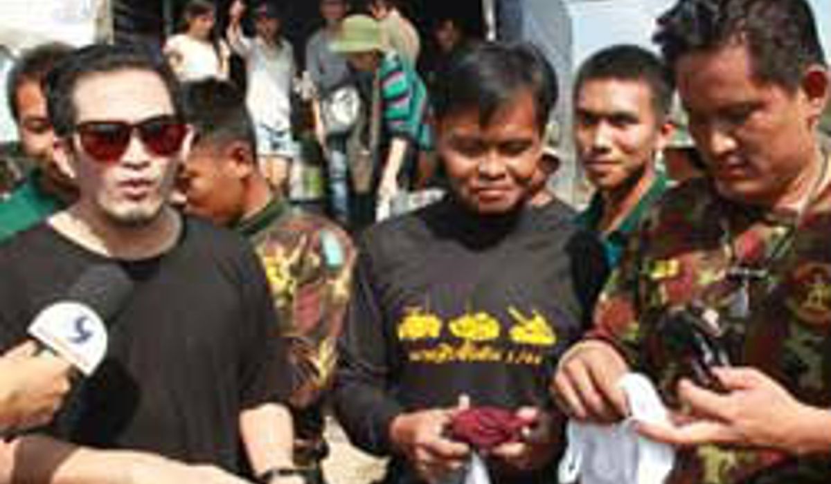 "พจน์"ลงพื้นที่ส่งเสบียง-แจกกางเกงในให้ทหาร