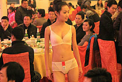 ร้านอาหารจีนโชว์หวิว จัดเดินแบบชุดชั้นในสุดเซ็กซี่