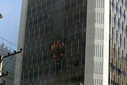 ไฟไหม้ ตึกฟิโก้เพลส ถ.อโศก คุมเพลิงได้แล้ว (มีภาพชุด)