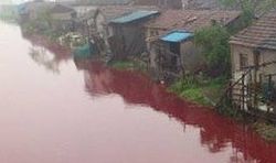 ตะลึง! แม่น้ำในจีนเปลี่ยนเป็นสีแดง