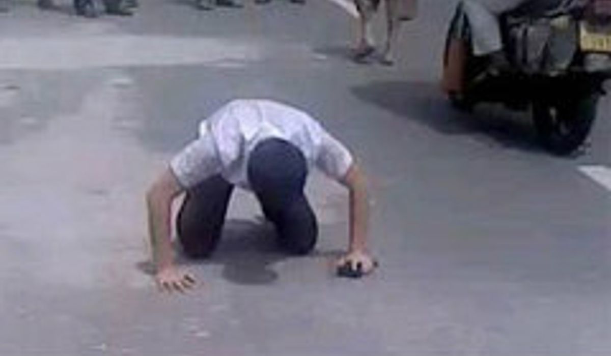 อึ้ง! หนุ่มจีนคลานเข่าโขกหัวบนถนน ง้อภรรยาคืนดี