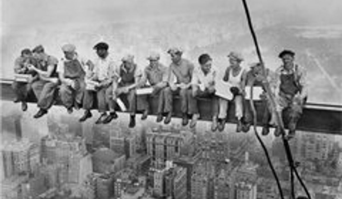 ภาพสุดหวาดเสียว! คนงานนั่งชิลบนคานเหล็กชั้น 69