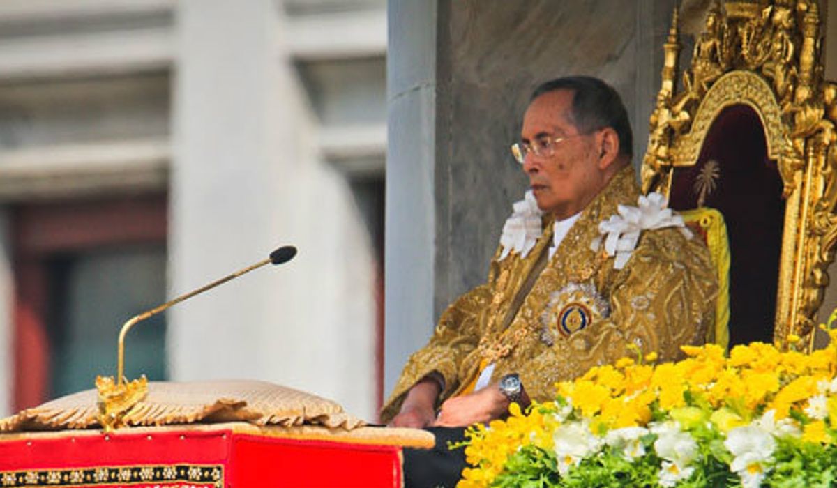ในหลวงเสด็จออกมหาสมาคม ณ สีหบัญชร พระที่นั่งอนันตสมาคม ประชาชนชื่นชมพระบารมี