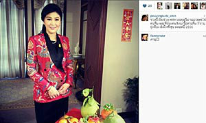 นายกฯยิ่งลักษณ์ สวยงามในชุดสูทแดงลายมังกร รับวันตรุษจีน 2556