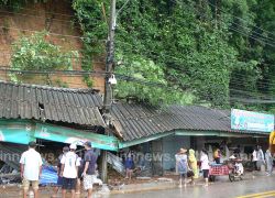 ดินถล่มทับร้านค้าสามเหลี่ยมทองคำ10ร้าน