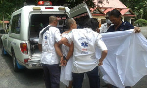 แม่ชีบุรีรัมย์คลั่งแก้ผ้าใช้มีดไล่ฟันพระ ตร.กู้ภัยเข้าชาร์จส่งโรงพยาบาล