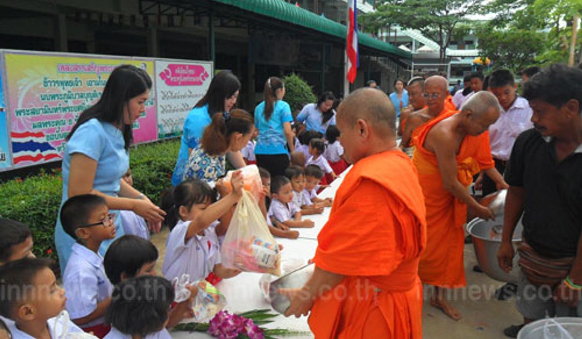 ครูนักเรียนทำบุญตักบาตรวันแม่