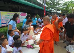 ครูนักเรียนทำบุญตักบาตรวันแม่