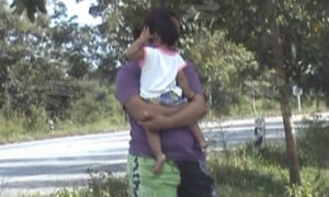 เมียประชดผัวขอแยกทาง ขู่โยนลูกวัย 1 ขวบ ให้รถทับตาย!