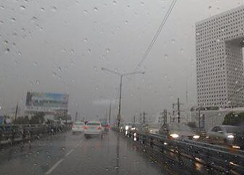 ฝนตกหนักในกรุงเทพมหานคร ส่งผลรถติดขัด