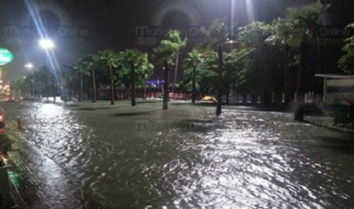 ฝนกระหน่ำข้ามคืน ชลบรีน้ำท่วมสูง เมืองพัทยาเจิงนอง