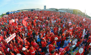"เสื้อแดง"เต็มพรึ่บ! สนามฟุตบอลเมืองทองธานี แกนนำขนทัพขึ้นเวทีเพียบ