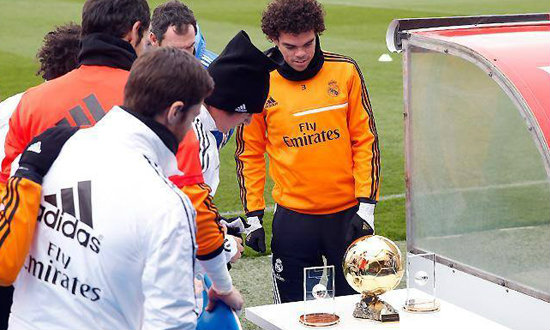 โรนัลโด้ หอบบัลลง ดอร์ โชว์เพื่อนราชันถึงสนามซ้อม