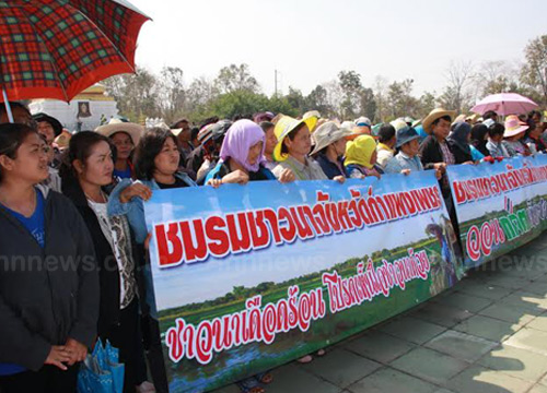 ชาวนากำแพงเพชรบุกพบผู้ว่าฯทวงเงินจำนำข้าว