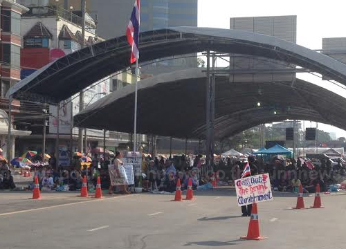 กปปส.ลาดพร้าว ยังปักหลัก การ์ด รปภ.เข้ม
