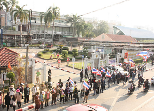 กปปส.สุรินทร์ปิดทางเข้าออกหน่วยลต.ล่วงหน้า