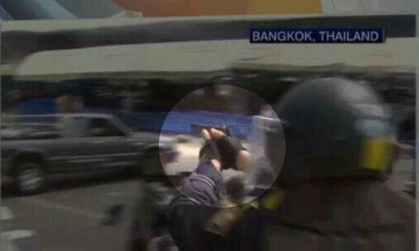 ภาพจาก CNN ตำรวจใช้ปืนพกสั้นในการขอคืนพื้นที่