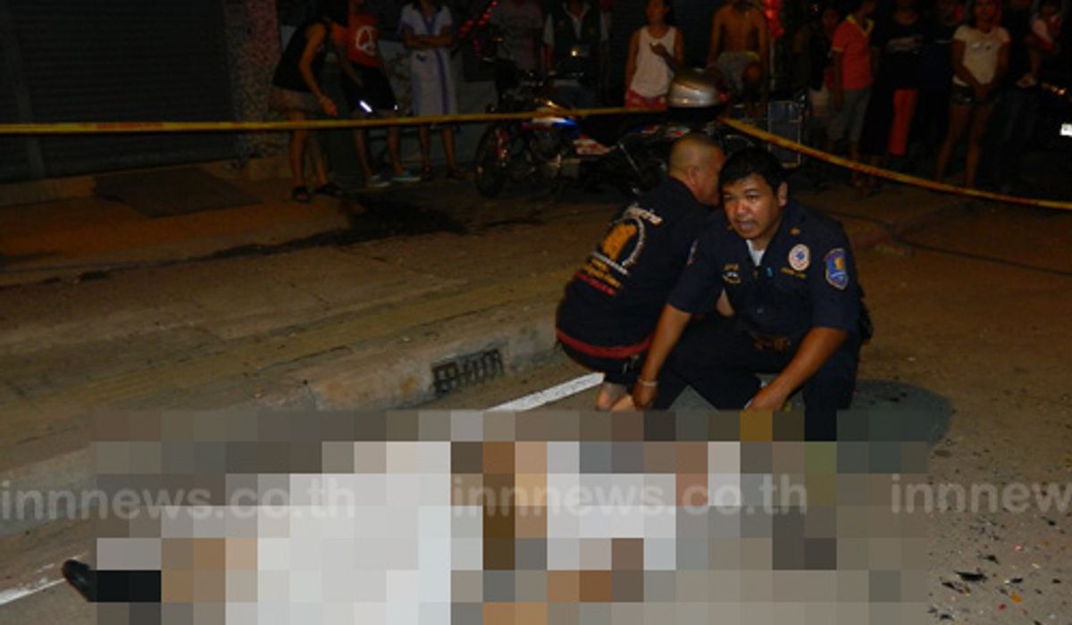 หนุ่มลูกครึ่ง ซิ่งจยย.อัดท้ายกระบะ ดับคาที่