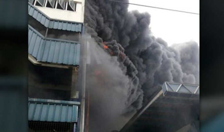 ไฟไหม้โรงงานนิคมบางชัน เพลิงลุกลามหนัก-อาคารทรุด